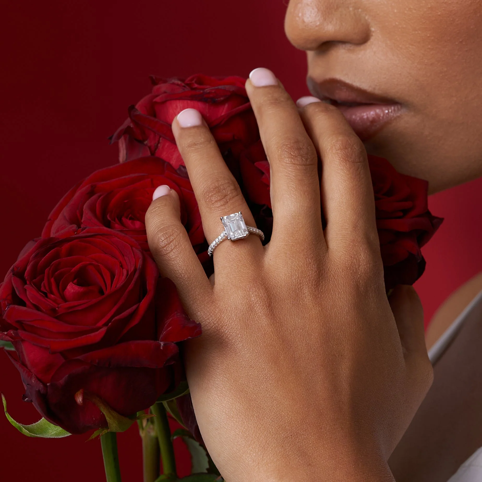 Emerald Solitare Moissanite Engagement Ring - Image 6