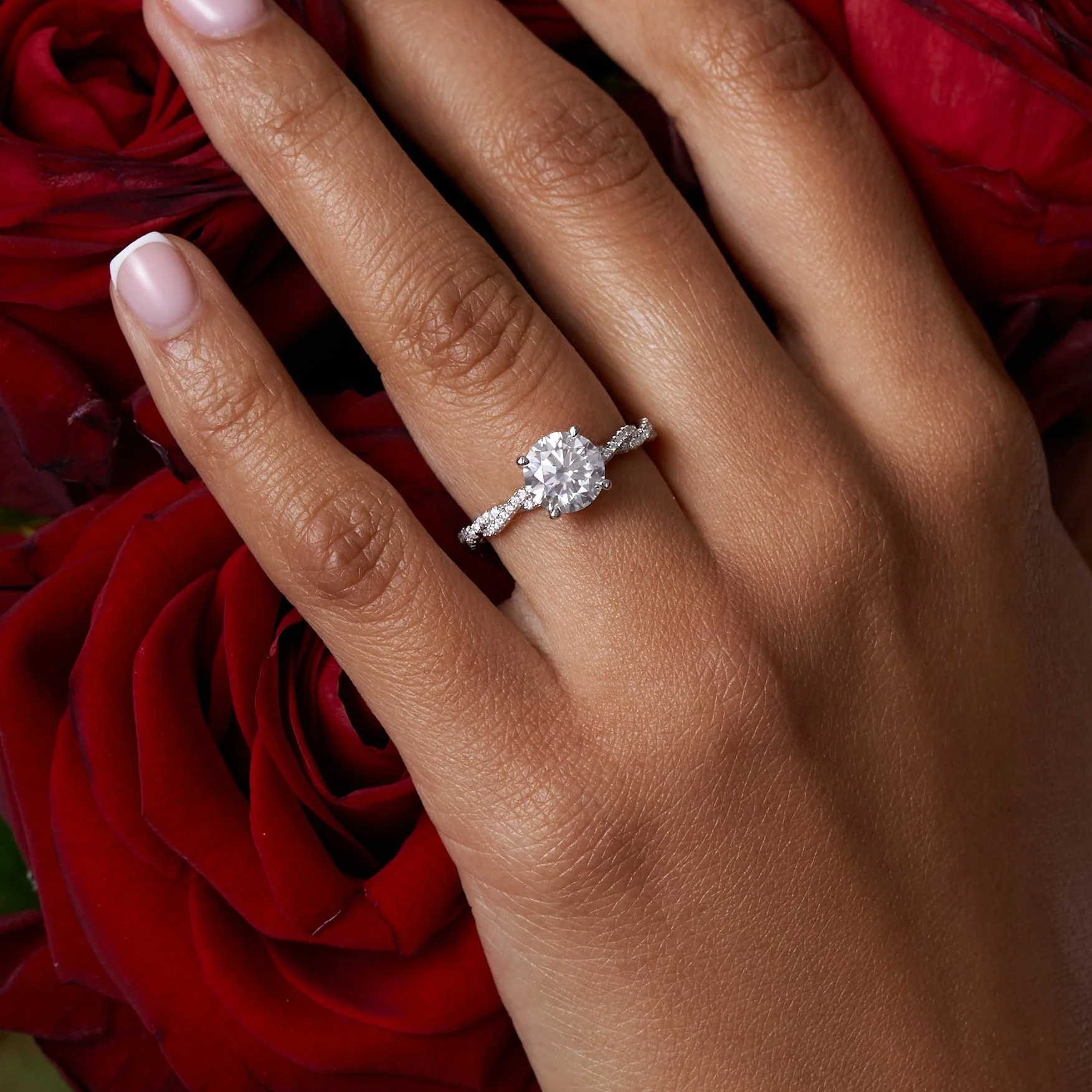 Round Cut Twisted Band Solitare Moissanite Engagement Ring - Image 3